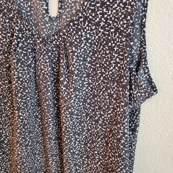 GAP XL Geometric Sleeveless V-Neck Casual Summer Lightweight Top - Picture 4 of 4